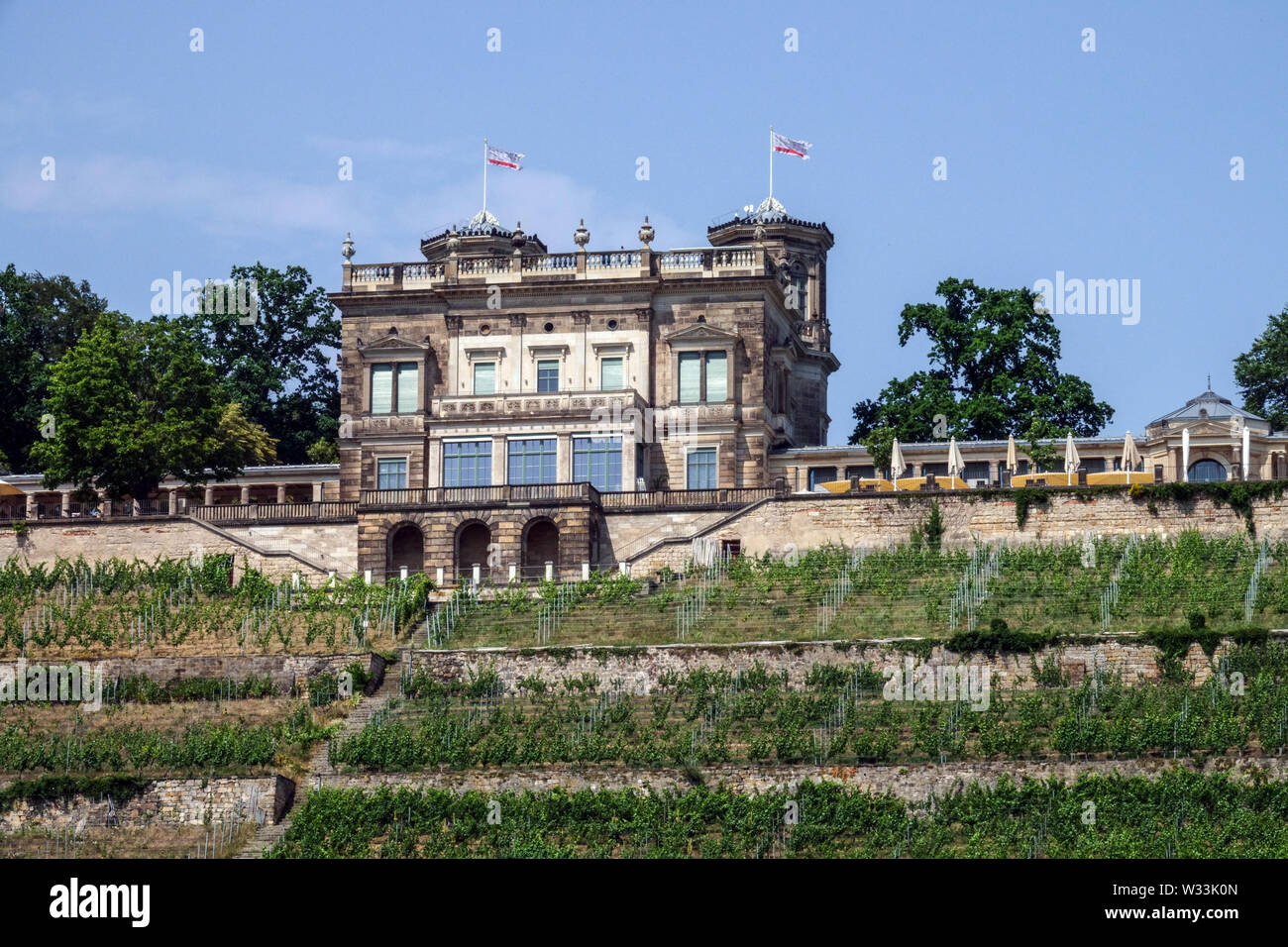 Deutschland Dresden, Loschwitz, Lingnerschloss über den Weinbergen Stockfoto