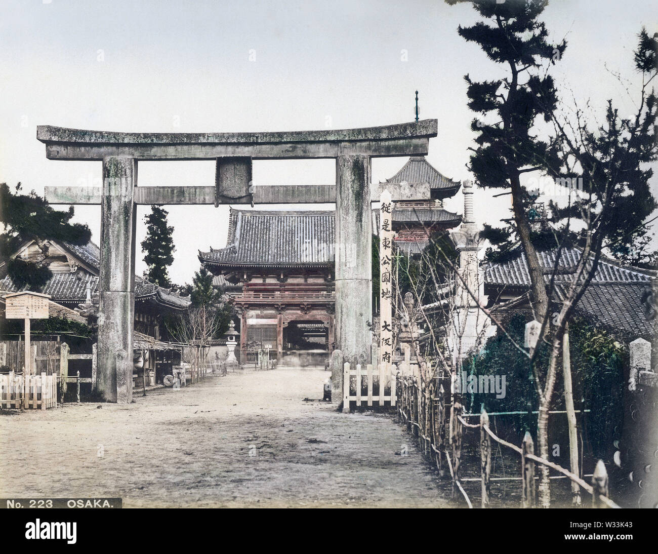 [1890s Japan - Shitennoji Tempel, Osaka] - Torii, Haupttor und Pagode in Shitennoji Tempel in Osaka. 19 Vintage albumen Foto. Stockfoto