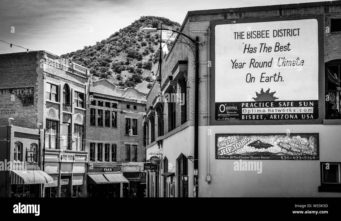 "Bisbee Bezirk hat das beste Jahr, das Klima auf der Erde' liest ein Zeichen auf einer alten Mauer mit einem vorberg Kulisse, in Bisbee, AZ lackiert Stockfoto