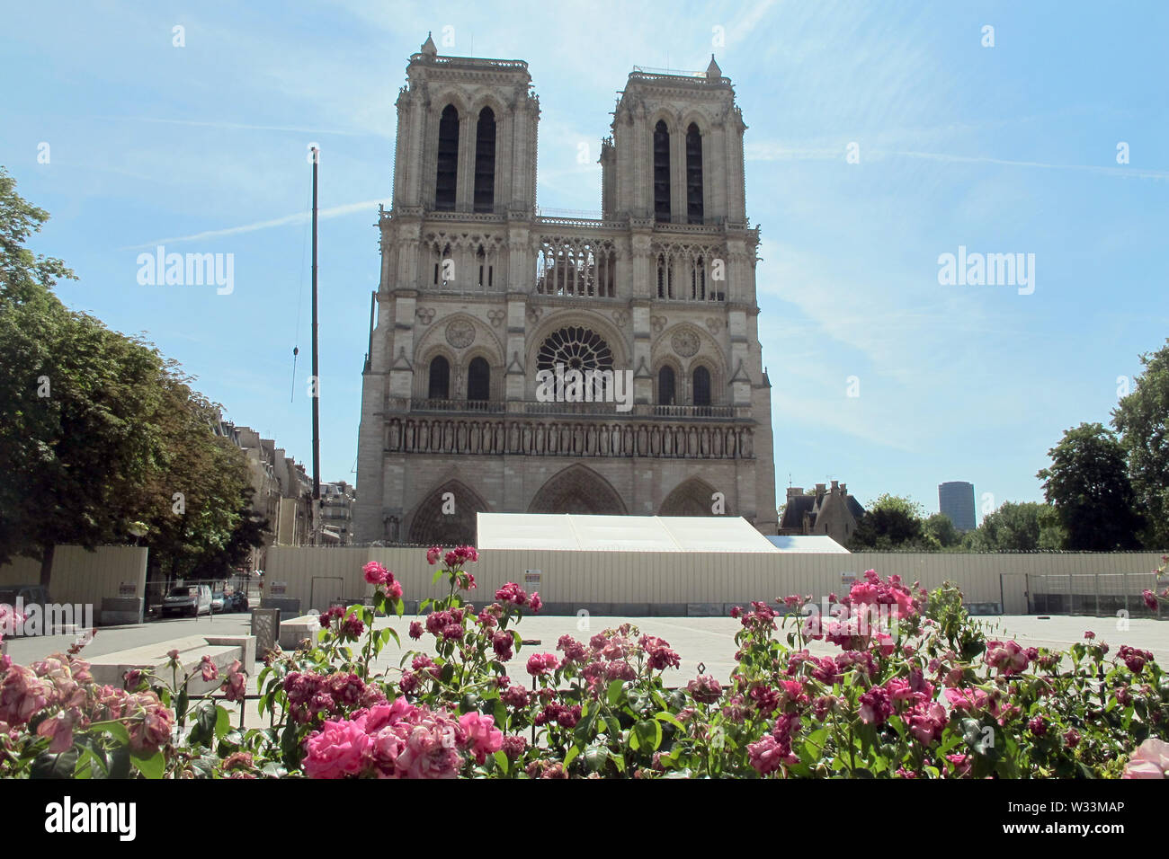 10 Juli 2019, Frankreich, Paris: Die Kathedrale von Notre-Dame. Vor drei Monaten eine verheerende Feuer war teilweise die Kathedrale 15.04 zerstört. 2019. Foto: Julia Naue/dpa Stockfoto