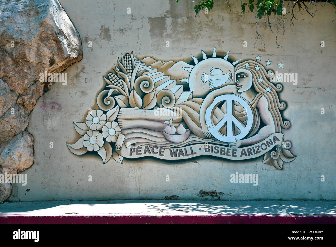 Die Wand ist ein Wandbild von der Stadt in Auftrag gegeben wurde, es ist ein Bild von einer Frau, die Landwirtschaft, die friedenstaube, Frieden unterzeichnen und Treppen in Bisbee, AZ, USA Stockfoto