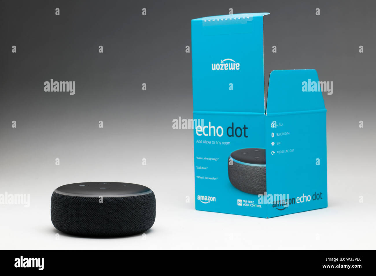 Echo Dot (3. Generation) - Smart-Lautsprecher mit Alexa - Anthrazit Stoff Stockfoto