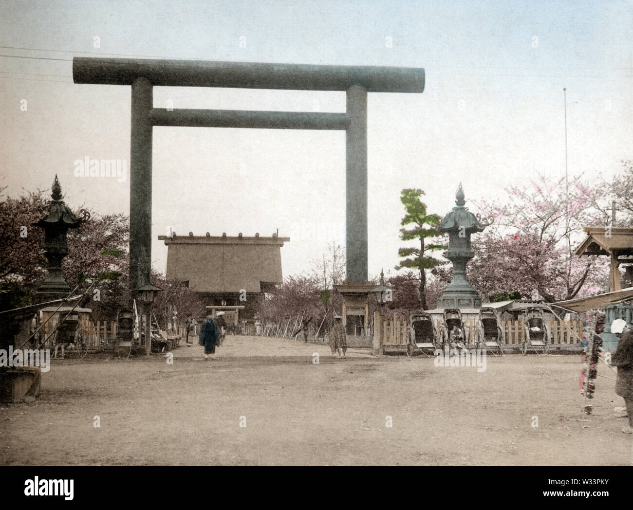 [1890s Japan - yasukuni Shinto Schrein] - Bronze Torii-tor am Yasukuni Shinto Schrein (靖国神社), Kudan (九段), Tokyo. Das Heiligtum wurde am 29. Juni, 1869 (Meiji 2) Die kaiserlichen Soldaten, die im Krieg gestorben Boshin zu gedenken (戊辰戦争, Boshin Senso). Es wurde ursprünglich als Shokonsha (招魂社), aber umbenannt Yasukuni Jinja am 4. Juni 1879 (Meiji 12). Das torii stammt aus dem 31. Dezember 1887 (Meiji 20). Dieses Bild wurde in 1895 (Meiji 28) durch Kazumasa Ogawa in Szenen der Östlichen Hauptstadt von Japan veröffentlicht. 19 Vintage Lichtdruck drucken. Stockfoto