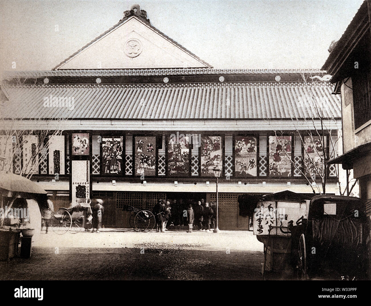 [1890s Japan - Japanische Theater in Tokio] - verwaltet von der legendären Morita Kanya (守田勘弥, 1846-1897), der Shintomiza (新富座) war Tokyo's Premier Theater. Dies ist das Theater, wie es aussah, bevor das Feuer von 1876 (Meiji 9). Siehe Blog Eintrag: Http://oldphotosjapan.com/en/photos/286/shintomiza-theater dieses Bild wurde in 1895 (Meiji 28) durch Kazumasa Ogawa in Szenen der Östlichen Hauptstadt von Japan veröffentlicht. 19 Vintage Lichtdruck drucken. Stockfoto