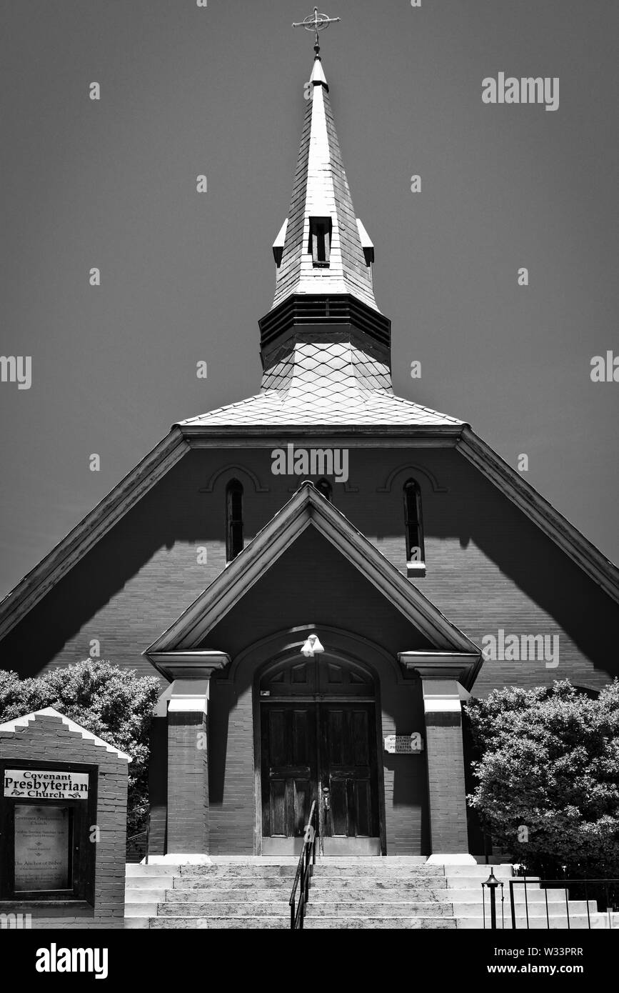 Die beeindruckende Convenant Presbyterianischen Kirche mit roten Ziegeln und hohen Kirchturm in der alten Minenstadt Bisbee, AZ, USA, in Schwarz und Weiß Stockfoto