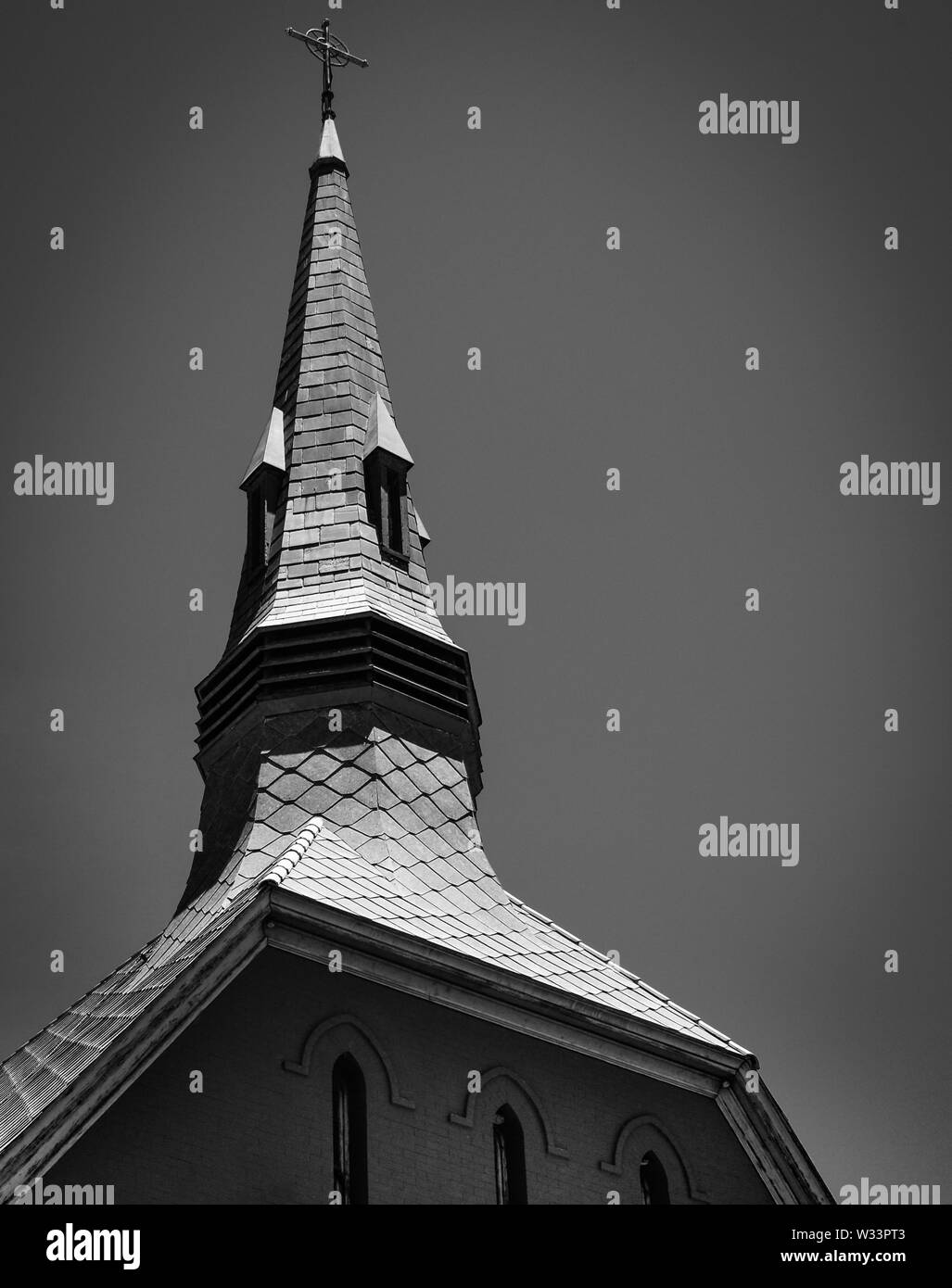 In der Nähe des beeindruckenden Convenant Presbyterianischen Kirche mit roten Ziegeln und hohen Kirchturm in der alten Minenstadt Bisbee, AZ, USA, in Schwarz und Stockfoto