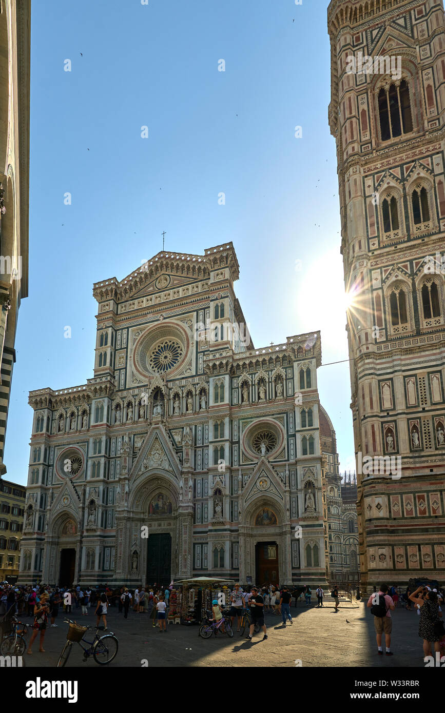 Die Kathedrale von Florenz (Kathedrale von Santa Maria Del Fiore) zurück lit vom frühen Morgen Sommer Sonne. Stockfoto