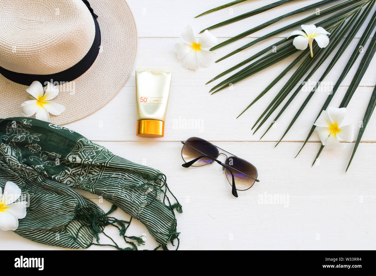 Naturkosmetik SONNENSCHUTZ SPF 50 Gesundheit für Haut Gesicht mit Sonnenbrille, Hut, Schal an Lifestyle Frau entspannen Sommer Stockfoto