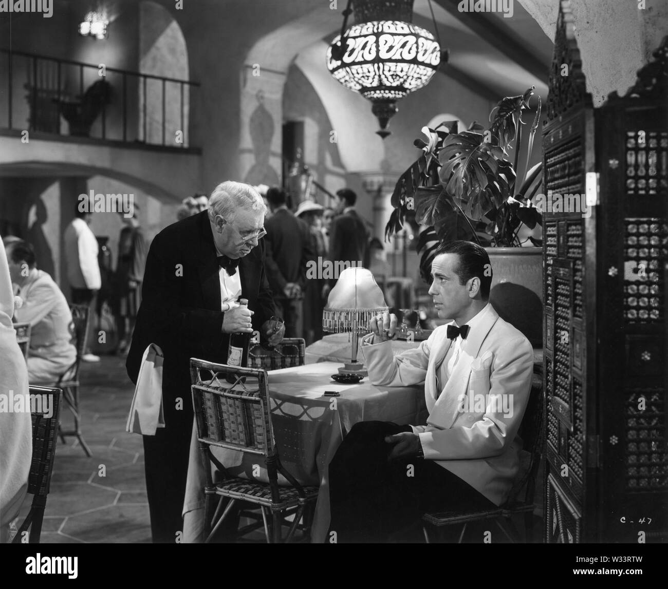 HUMPHREY BOGART als Richard Blane und S. Z. SAKALL wie Carl in Casablanca Michael Curtiz Regisseur 1942 Warner Bros. Stockfoto
