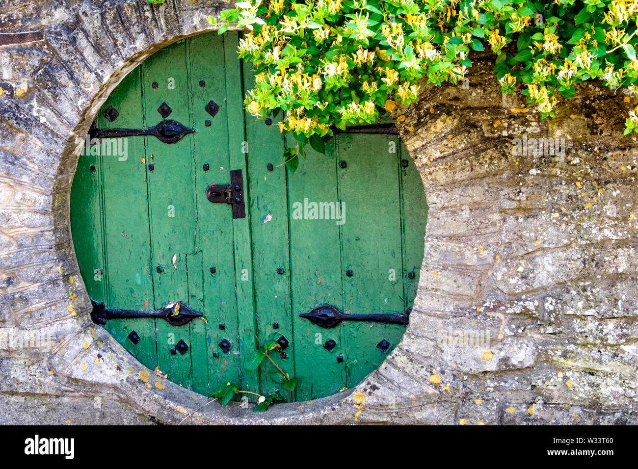 Die runde grüne Tür auf den Garten von Kauen Cottage, Keynsham Somerset UK Stockfoto