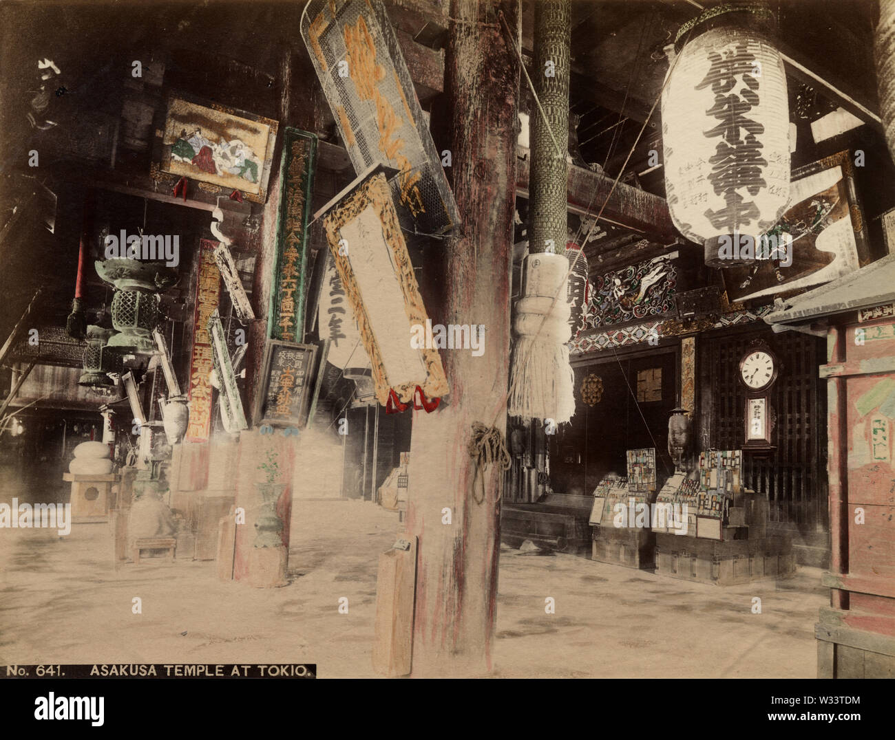 [1890s Japan - Innenraum der Sensoji-Tempel in Asakusa, Tokyo] - Innenraum des buddhistischen Tempel von Sensoji in Asakusa, Tokyo. 19 Vintage albumen Foto. Stockfoto