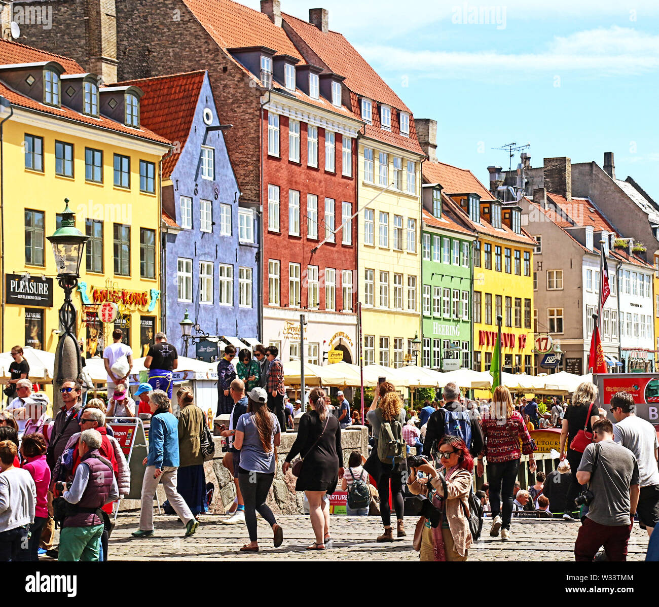 Kopenhagen, Dänemark - 16. Juni, 2019 Panoramablick auf Nyhavn harbour Uferpromenade mit Bars und Restaurants, berühmten touristischen Sehenswürdigkeiten und Unterhaltung Stockfoto