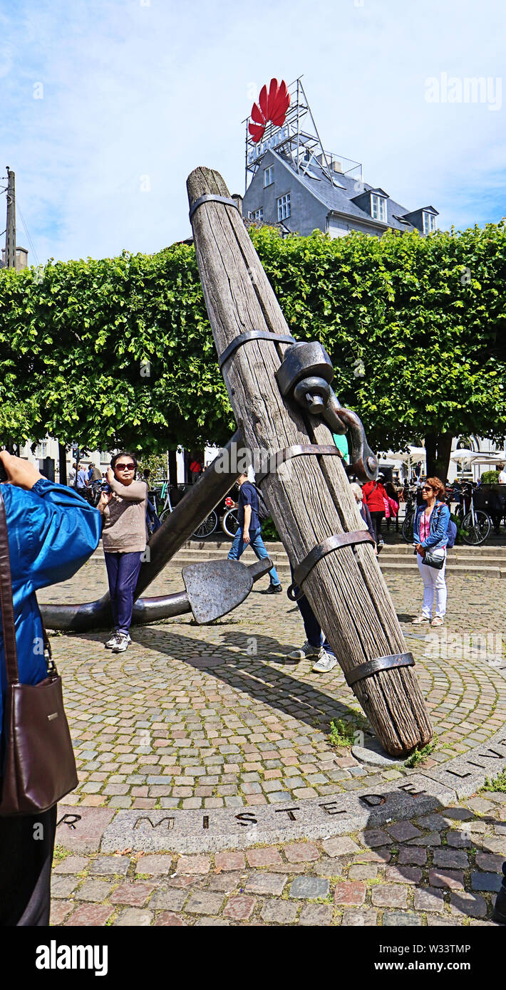 Kopenhagen, Dänemark - 16. Juni 2019 Touristen Bilder von einem riesigen Anker auf Nyhavn nehmen Hafen Wahrzeichen von Kopenhagen, im 17. Jahrhundert gebaut - ein Stockfoto