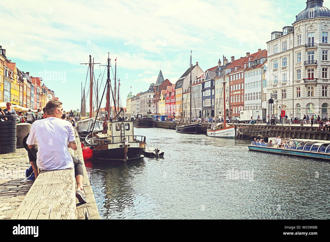 Kopenhagen, Dänemark - 16. Juni, 2019 Panoramablick Sommer Blick von Nyhavn harbour Uferpromenade mit Bars und Restaurants, berühmten touristischen Sehenswürdigkeiten und entert Stockfoto