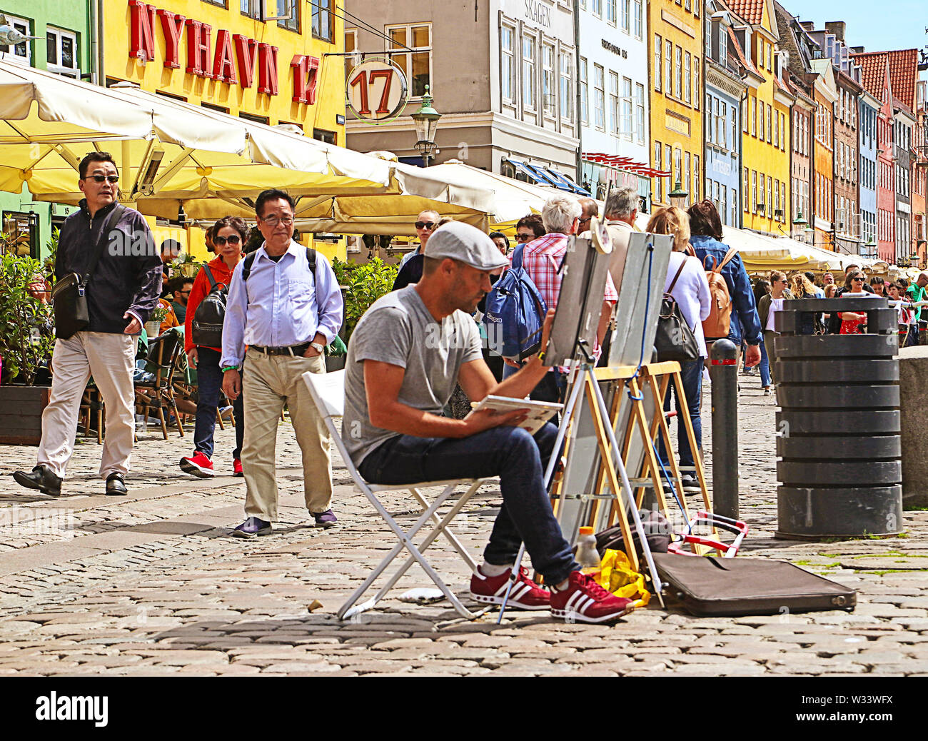 Kopenhagen, Dänemark - 16. Juni 2019 malerische Sommer Blick von Nyhavn Harbour, Wahrzeichen von Kopenhagen, im 17. Jahrhundert von antiken flankiert Stockfoto