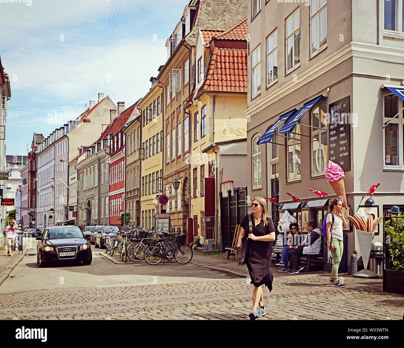 Kopenhagen, Dänemark - 16. Juni 2019 Touristen am Nyhavn Hafenviertel im Zentrum Kopenhagens Wahrzeichen, im 17. Jahrhundert gebaut und jetzt touristischen Stockfoto