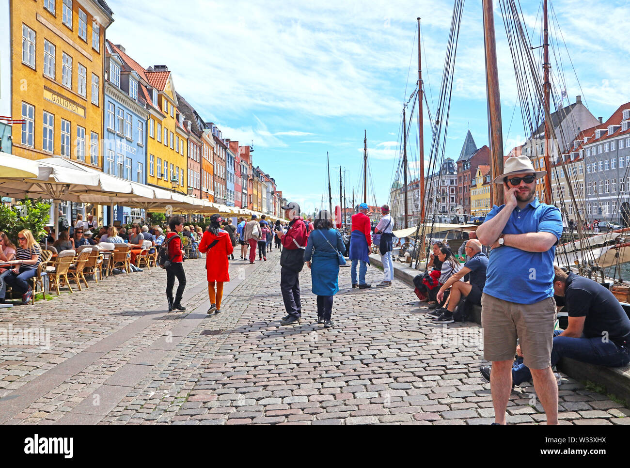 Kopenhagen, Dänemark - 16. Juni, 2019 Panoramablick auf Nyhavn harbour Uferpromenade mit Bars und Restaurants, berühmten touristischen Sehenswürdigkeiten und Unterhaltung Stockfoto