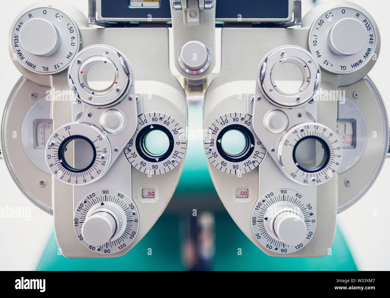 Phoropter, Augenheilkunde, Optometrie, Maschinenausrüstung. Optikerinstrument zur Messung des Sehens. Augentestgeräte. Stockfoto