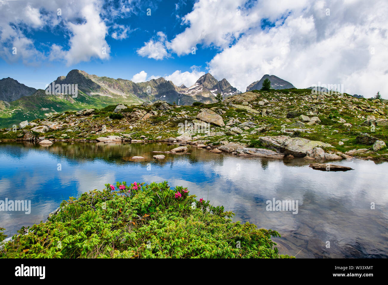 Landschaft der Brembana Tal mit der Il Pizzo del diavolo im Hintergrund Stockfoto
