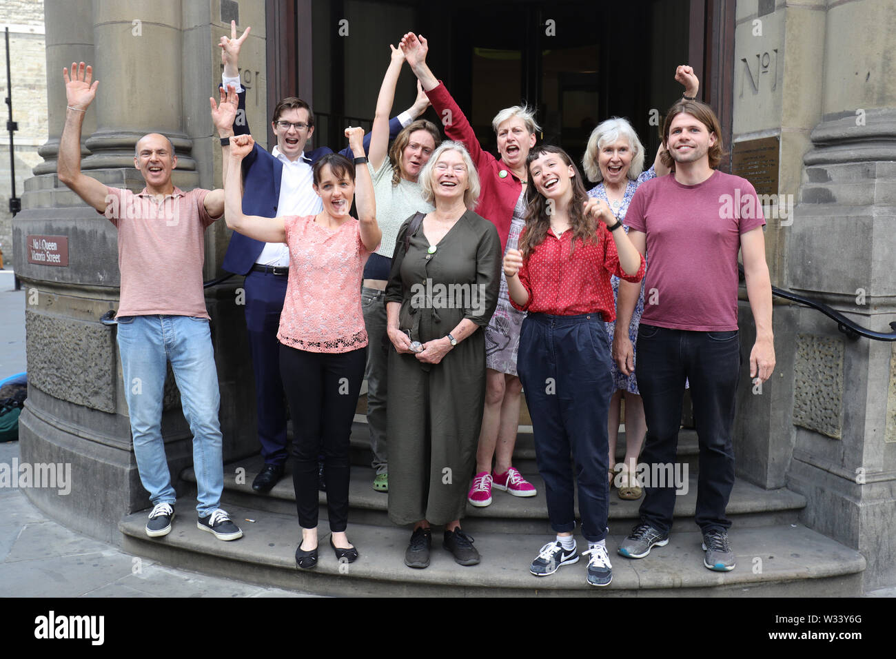 Klimawandel Demonstranten sammeln außerhalb der Londoner City Magistrates' Court, wo 35 Demonstranten wegen erscheinen nach der jüngsten Aussterben Rebellion Proteste in London. Stockfoto