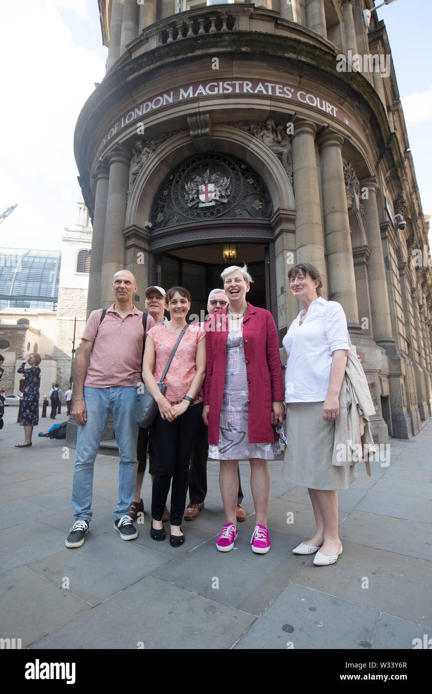 Klimawandel Demonstranten Rachel King (Mitte links) und Kate Stier (Mitte rechts) mit Anhänger außerhalb der Londoner City Magistrates' Court, in dem sie fällig sind, erscheinen nach der jüngsten Aussterben Rebellion Proteste in London. Stockfoto