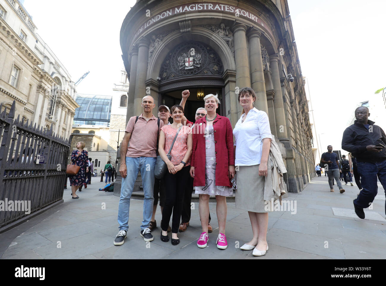 Klimawandel Demonstranten Rachel King (Mitte links) und Kate Stier (Mitte rechts) mit Anhänger außerhalb der Londoner City Magistrates' Court, in dem sie fällig sind, erscheinen nach der jüngsten Aussterben Rebellion Proteste in London. Stockfoto