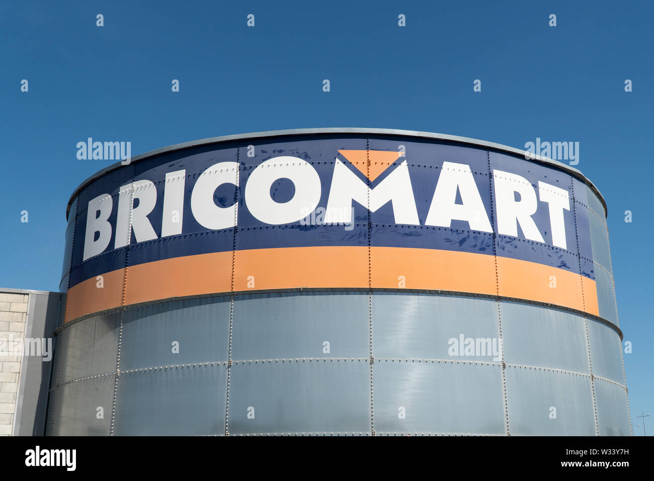 Santiago de Compotela, Spanien; 11. juli 2019: Bricomart Zeichen auf metallischen Tank. Bricomart ist eine französische Multinationale im Einzelhandelsverkauf von Con spezialisiert Stockfoto