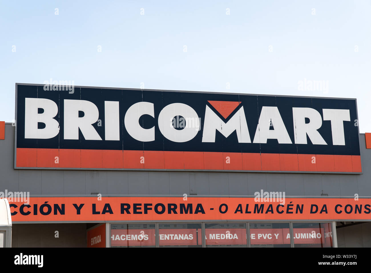 Santiago de Compotela, Spanien; 11. juli 2019: Bricomart Zeichen auf store Fassade. Bricomart ist eine französische Multinationale im Einzelhandelsverkauf von Cons spezialisiert Stockfoto