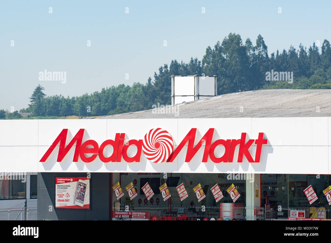 Santiago de Compotela, Spanien; 11. juli 2019: Media Markt Zeichen auf der Fassade. Media Markt ist eine deutsche multinationale Handelsketten verkaufen von Elektro Stockfoto