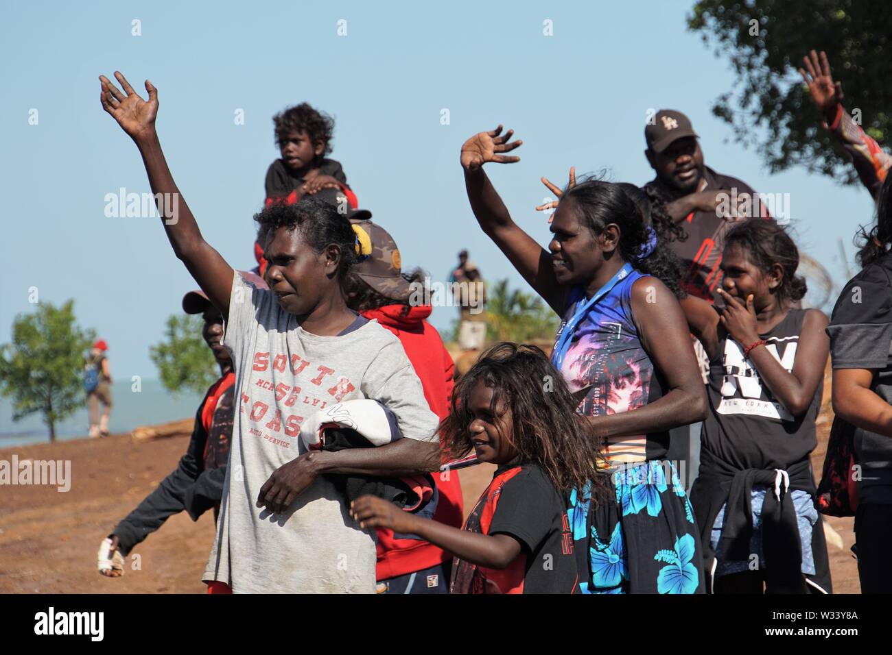 Tiwi Inselbewohner mit Verwandten und Freunden auf der Fähre nach Darwin Auf Wiedersehen Stockfoto