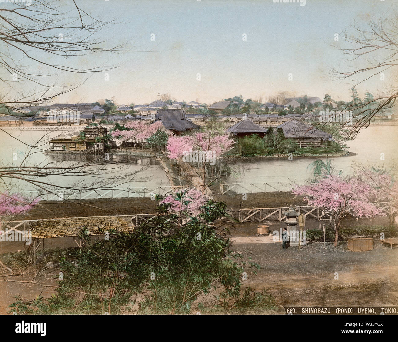 [1880s Japan - shinobazu Teich bei Ueno Park, Tokyo] - Bentendo Tempel (Tempel auf Bentenjima 弁天堂) Insel (弁天島) im Teich Shinobazu (不忍池, Shinobazu keine IKE-) bei Ueno Park in Tokio. Im vorderen Teil der Galopprennbahn gesehen werden kann, der erste in der Hauptstadt. Das erste Rennen fand im November statt, 1884 (Meiji 17). Rennen wurden im Frühjahr und Sommer organisiert bis 1892 (Meiji 25). 19 Vintage albumen Foto. Stockfoto