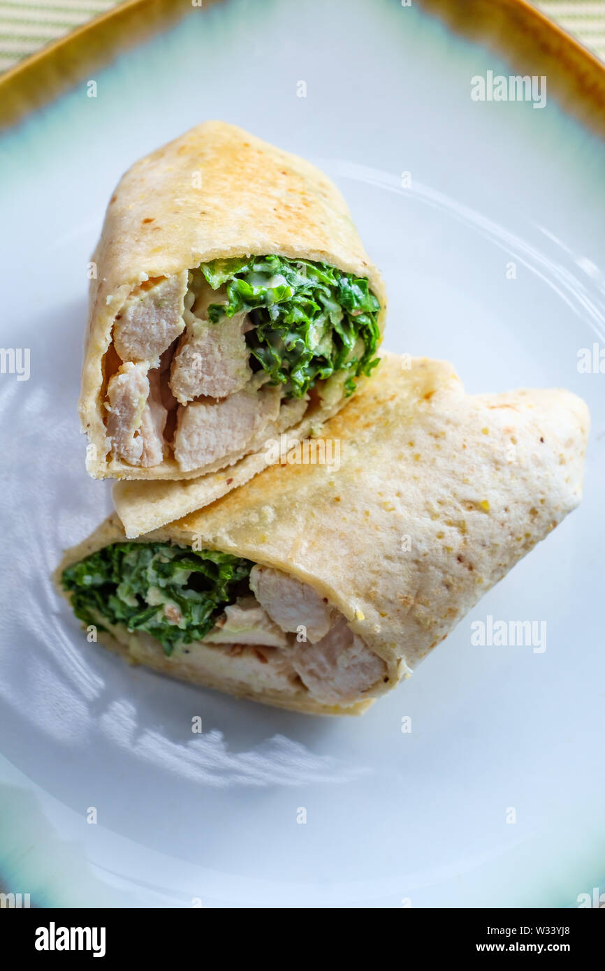 Chicken Caesar Salad wrap Sandwich mit Grünkohl und Parmesan Stockfoto