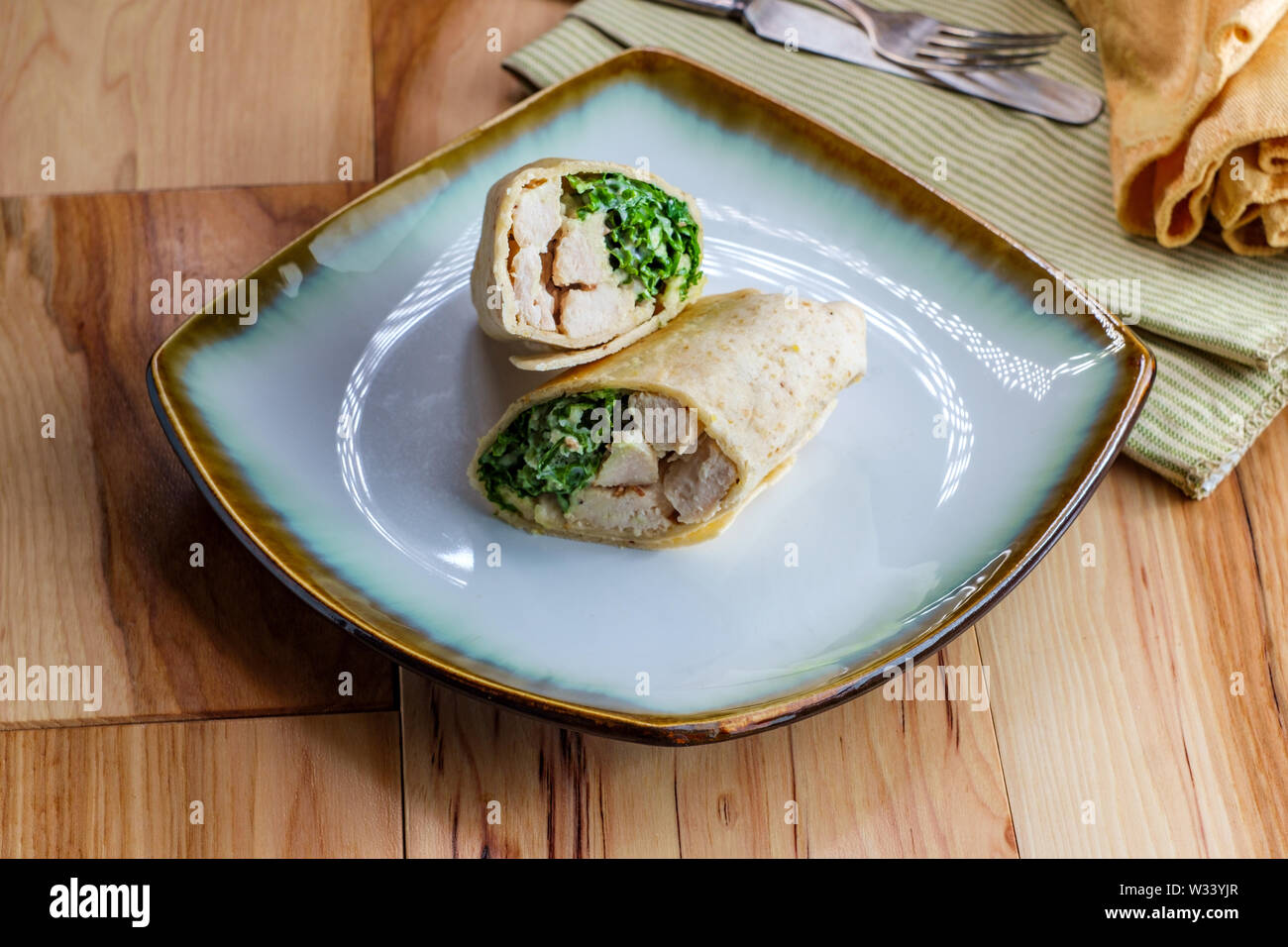 Chicken Caesar Salad wrap Sandwich mit Grünkohl und Parmesan Stockfoto