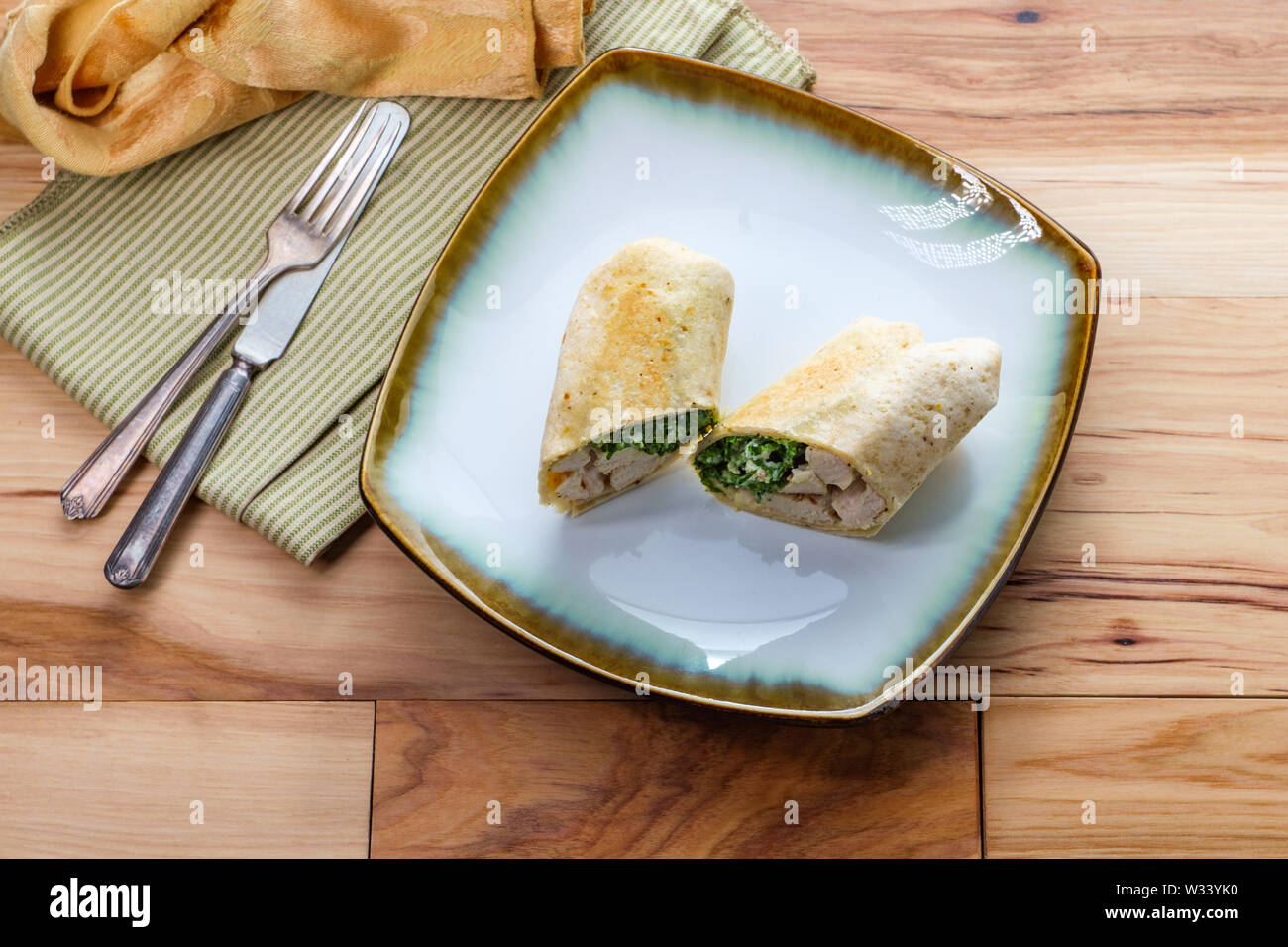 Chicken Caesar Salad wrap Sandwich mit Grünkohl und Parmesan Stockfoto