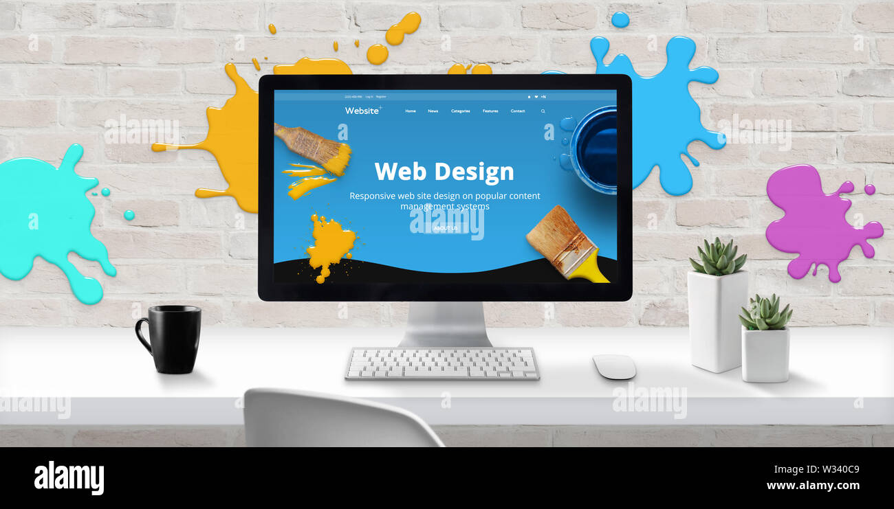 Web Design Studio mit modernen Website Thema auf Computer Display mit Farbe fällt auf Wand. Erstellung von modernen und farbenfrohen Websites. Stockfoto