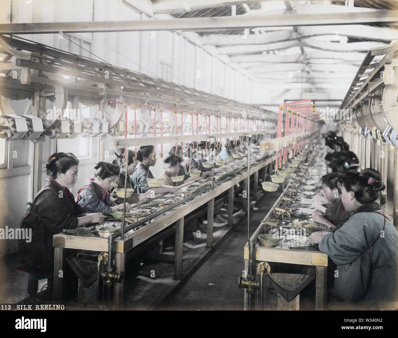 [1880s Japan - Japanische Frauen Reeling Silk] - Kochen Kokons und reeling Silk bei einer seidenfabrik. 19 Vintage albumen Foto. Stockfoto
