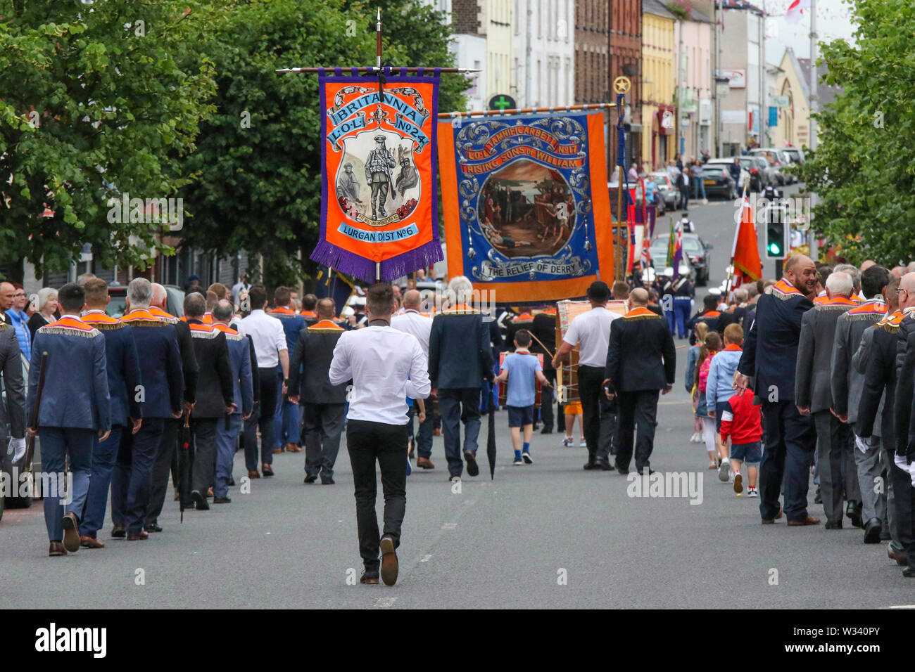 Lurgan, County Armagh, Nordirland. vom 12. Juli 2019. Der zwölften Juli wird von Orange Um markierte Paraden über Nordirland. Lurgan Bezirk linken Sitz von Brownlow House vor der Parade der Stadt zum War Memorial und dann unter der Leitung der Stadt Tandragee für die wichtigsten County Armagh Demonstration. Die Paraden über Nordirland kennzeichnen den Sieg von Wilhelm von Orange über James in der Schlacht am Boyne im Jahre 1690. Credit: CAZIMB/Alamy Leben Nachrichten. Stockfoto