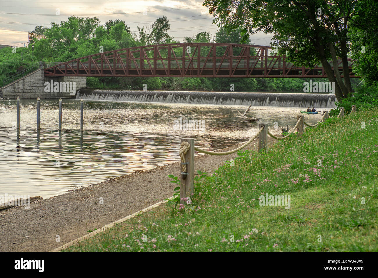 Künstlichen Wasserfall am Mohawk River bei Bellamy Harbor Park, Rom, New York (Nahaufnahme) Stockfoto