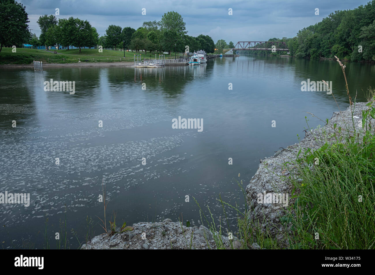 In der breiten Ansicht von Mohawk River in Bellamy Harbor Park, Rom, New York Stockfoto