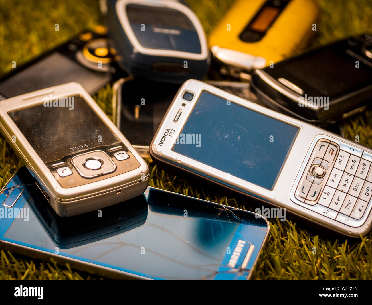 Auswahl von alten Mobiltelefonen ab Mitte 2000 vor der Einführung des Smartphones Stockfoto
