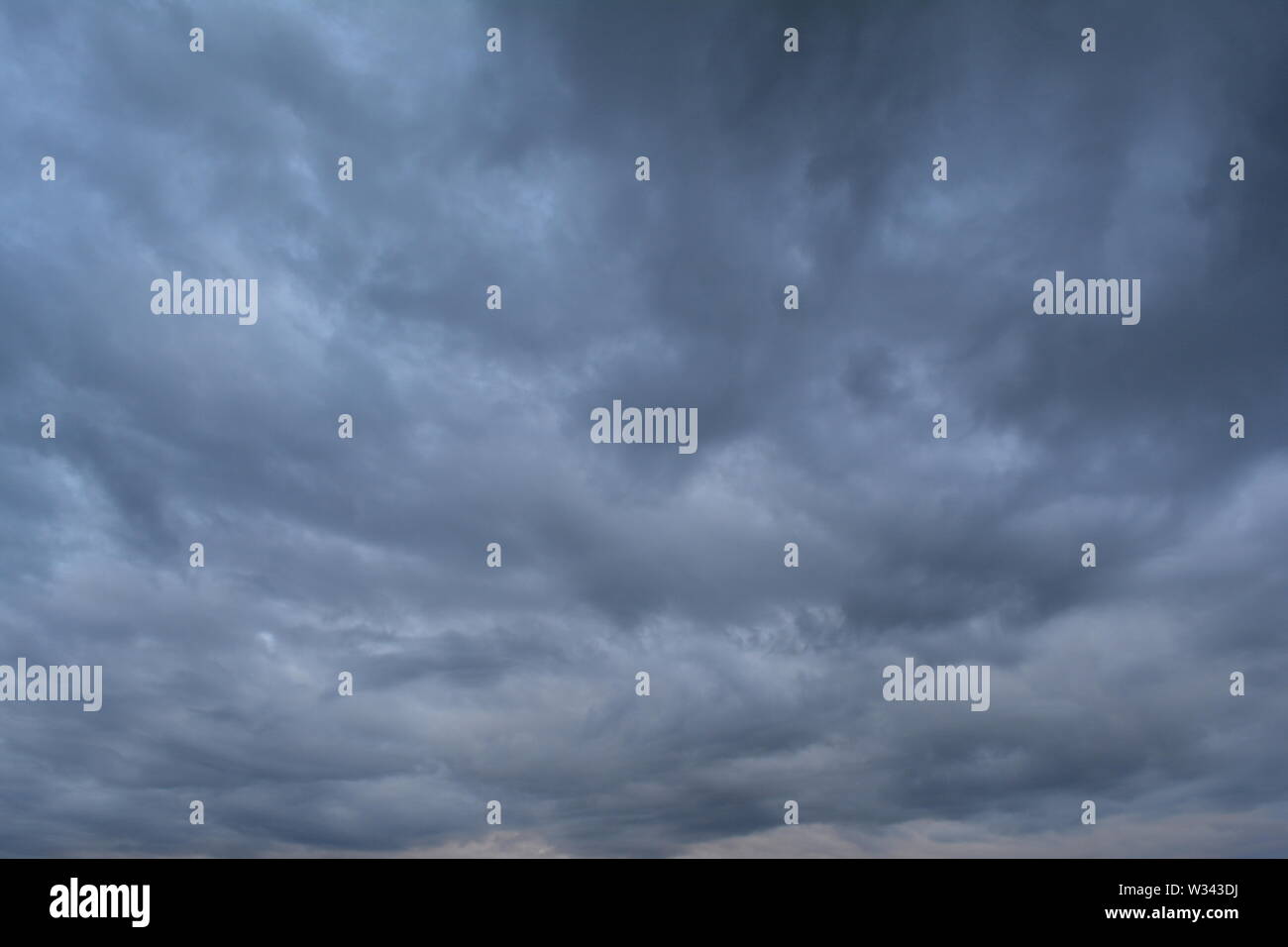 Rolling Wolken in der Dämmerung schwer und Mischen ein merkwürdiges Muster in den Himmel. Stockfoto