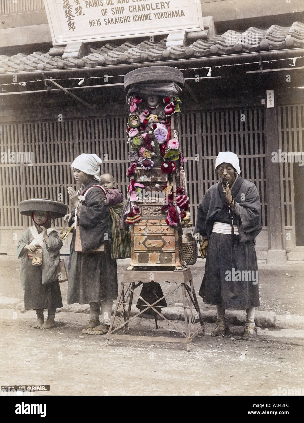 [1890s Japan - buddhistische Pilger] - Familie buddhistischer Pilger, neben einem tragbaren buddhistische Heiligtum. 19 Vintage albumen Foto. Stockfoto