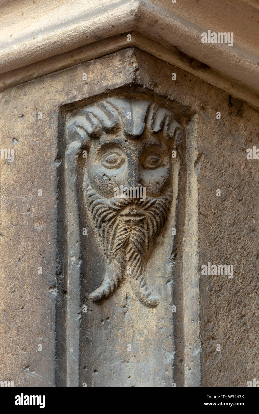 Mainz, Dom St. Martin, Ostchor, Nördliches Portal, Detail Maske, bärtiger Mann Stockfoto
