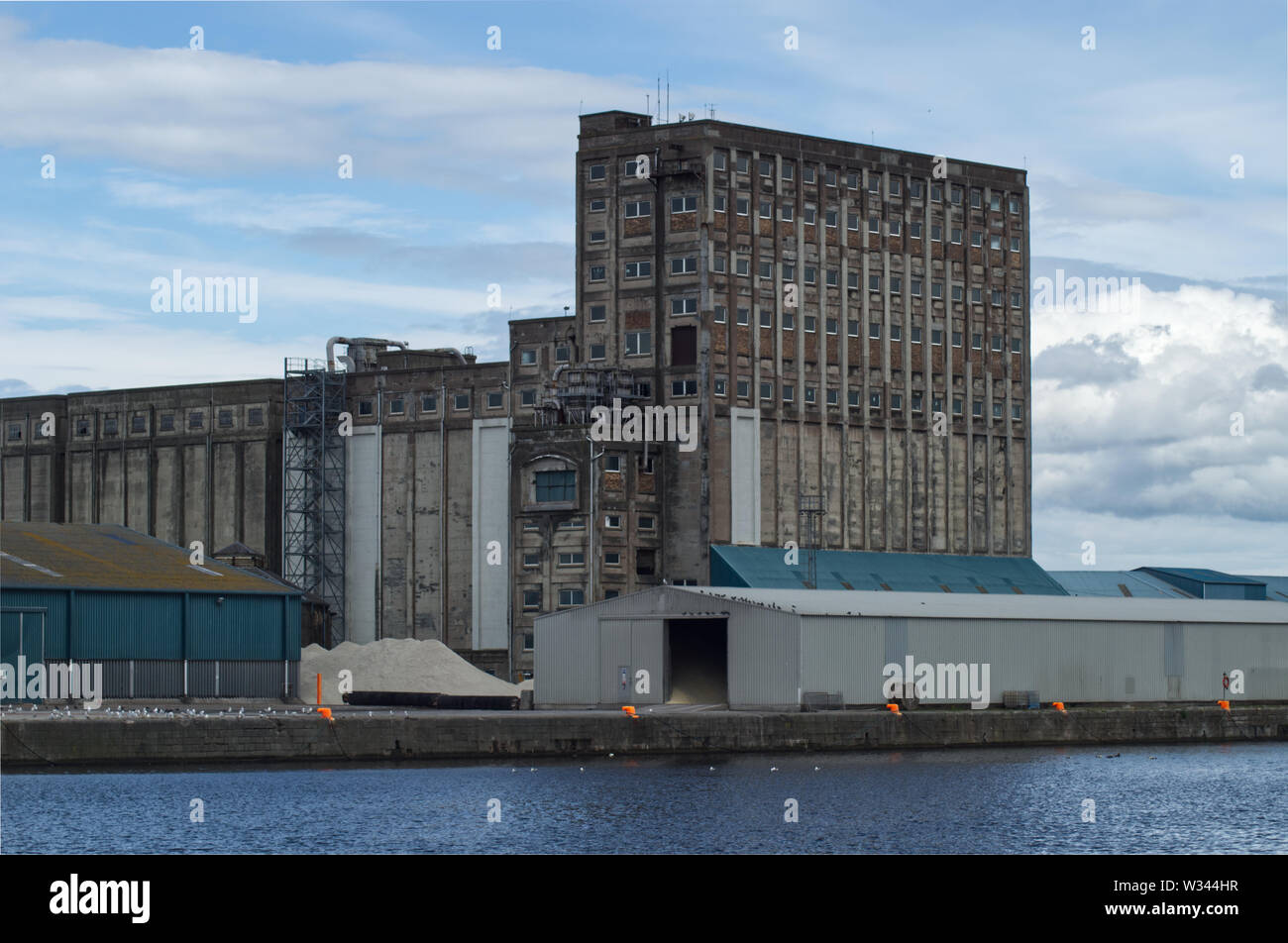 Verlassene Silos auf den Docks von Leith in Edinburgh, Schottland, Großbritannien Stockfoto