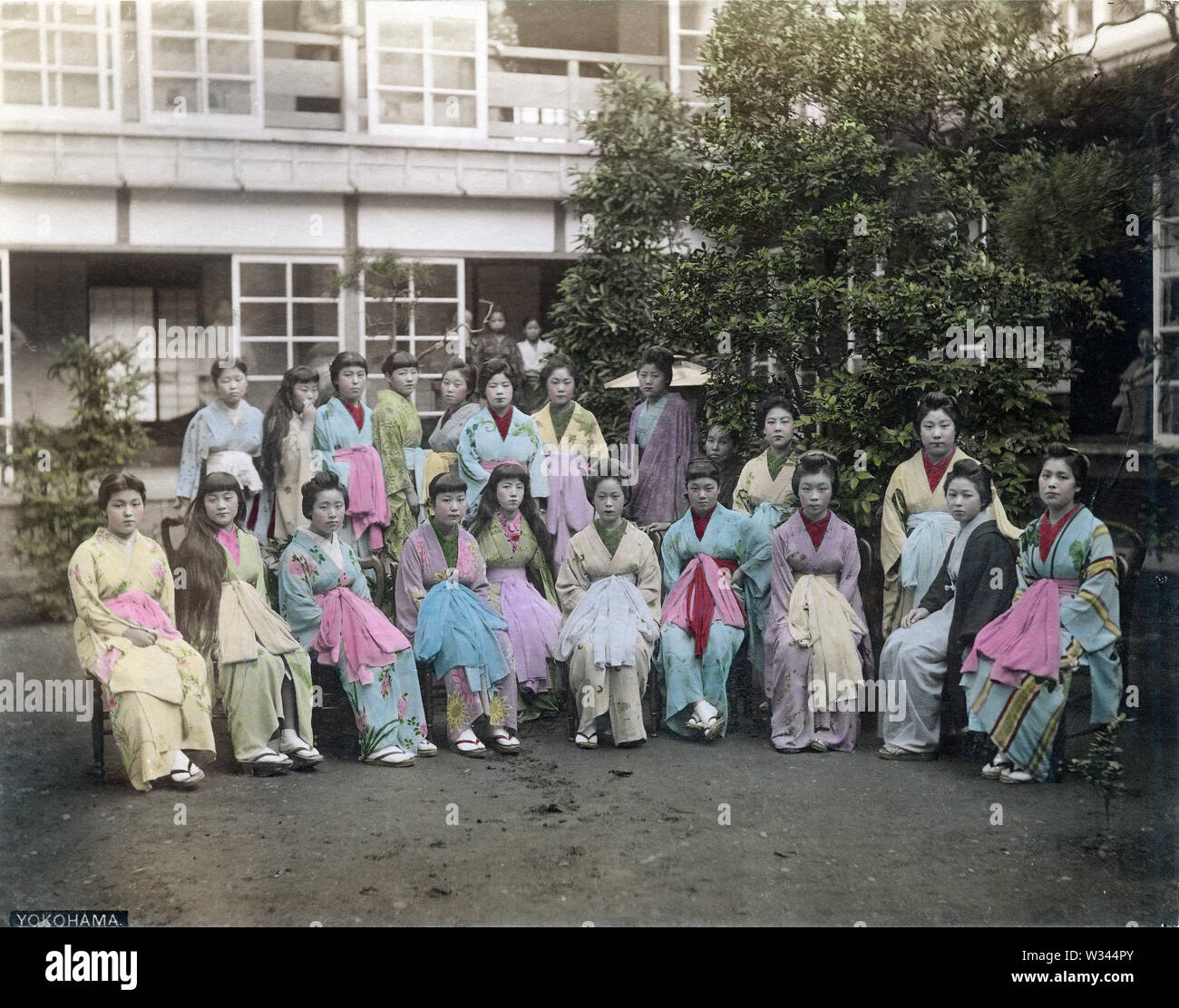 [1890s Japan - japanische Prostituierte] - Prostituierte in den Garten eines Hauses der Prostitution in Yokohama, Kanagawa Präfektur, Ca. In den 1880ern. 19 Vintage albumen Foto. Stockfoto
