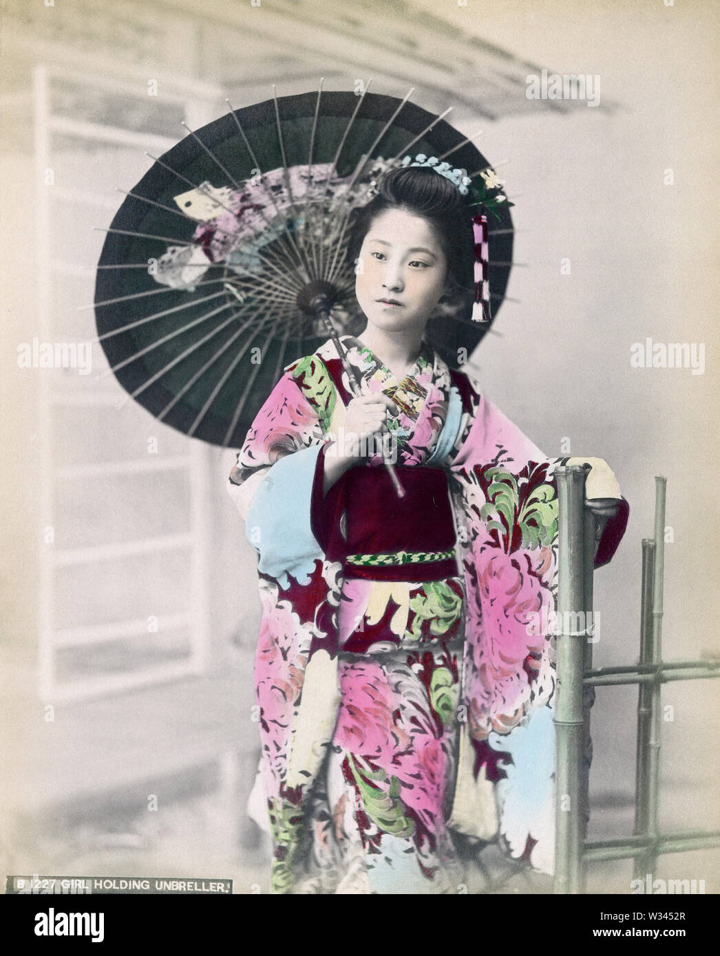 [1890s Japan - Japanische Frau mit Sonnenschirm] - Japanische Frau im Kimono mit Papier Sonnenschirm. 19 Vintage albumen Foto. Stockfoto