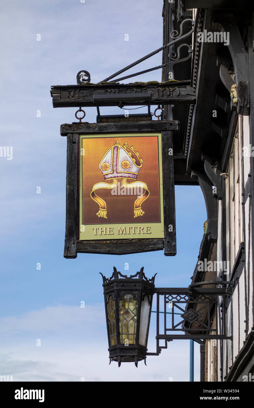 Das Mitre Pub Schild, Stourbridge, West Midlands, Großbritannien Stockfoto