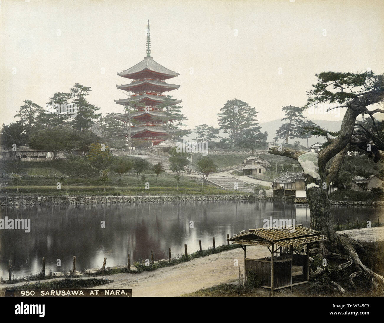 [1890s Japan - japanische Pagode in Nara] - Ansicht von Sarusawa Pond und das 5-stöckige Pagode des Kofukuji Tempel, Nara. 19 Vintage albumen Foto. Stockfoto
