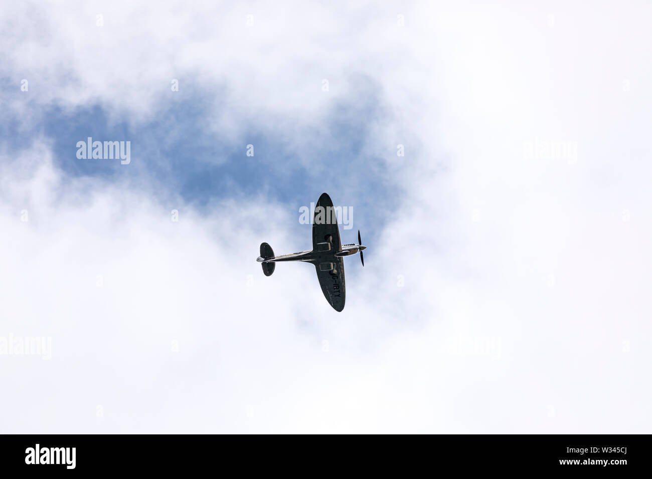 Die Silberne Spitfire IX Registrierung MJ 271/G - schmutzige flying Overhead am 11. Juli 2019 in Maintal Woods, Bedfordshire, Großbritannien Stockfoto