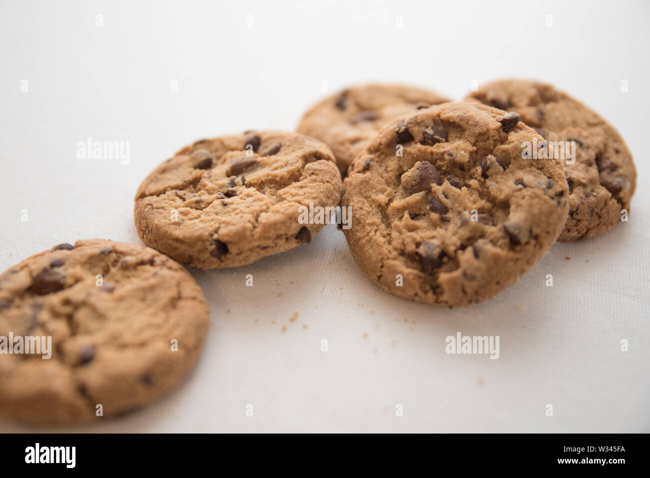 Stapel von hausgemachten Schokoladenkekse auf weißem Hintergrund Stockfoto